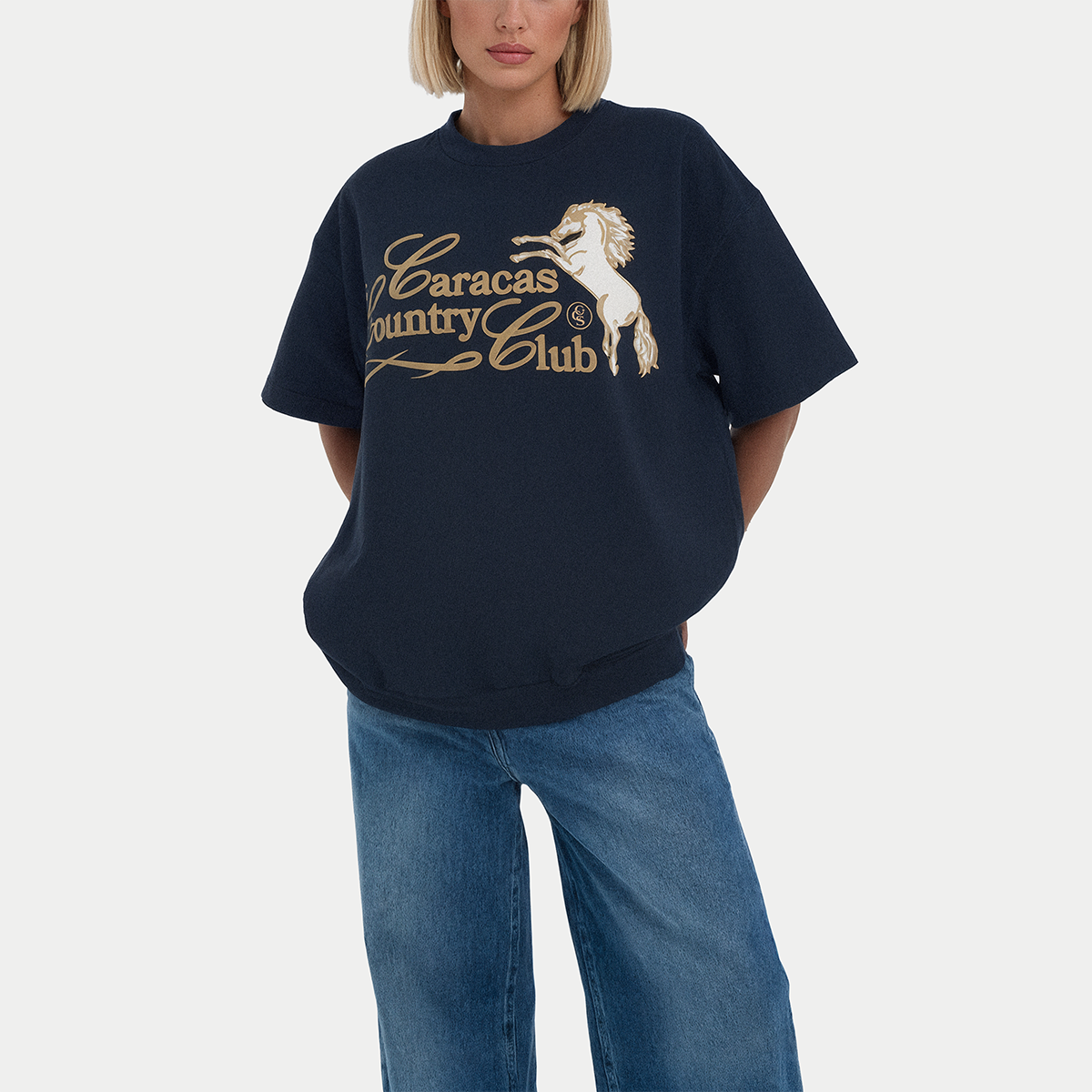 Una modelo llevando la camiseta azul marino «Caballito» de Caracas Merch